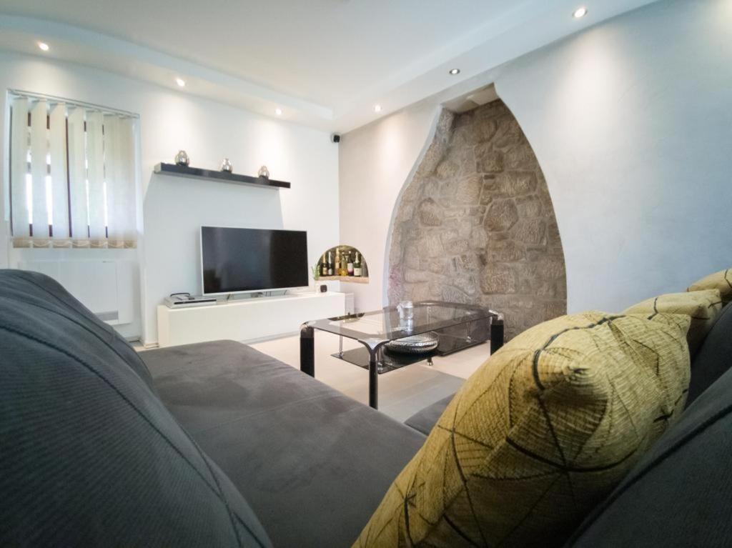 Holiday Home Tos ริซิกา ภายนอก รูปภาพ