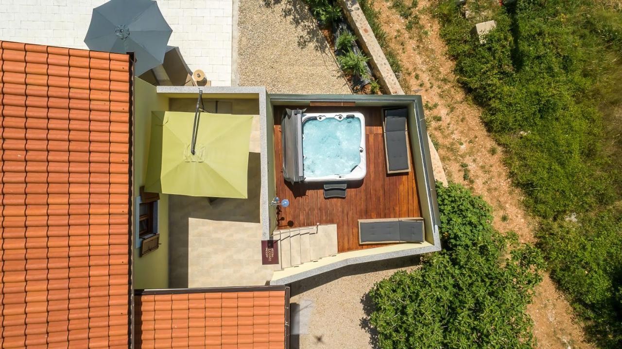 Holiday Home Tos ริซิกา ภายนอก รูปภาพ