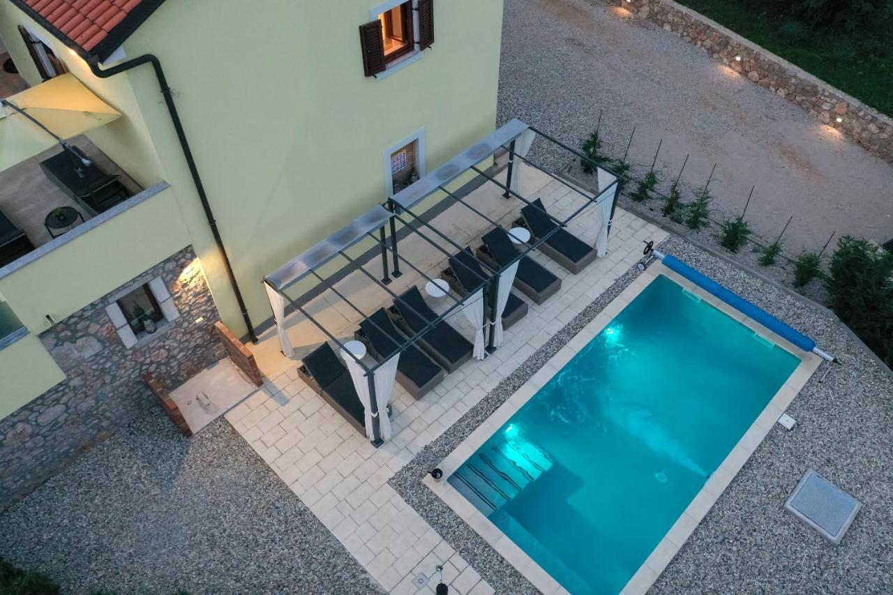 Holiday Home Tos ริซิกา ภายนอก รูปภาพ